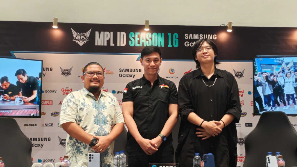 rom left to right: Martinus H. Manurung, Head of Esports Business Development, MOONTON Games Indonesia; Stanley Tjia, PBESI, National Team Manager and Head of Refereeing; Tiger Xu, Global Head of MLBB Esports, MOONTON Games