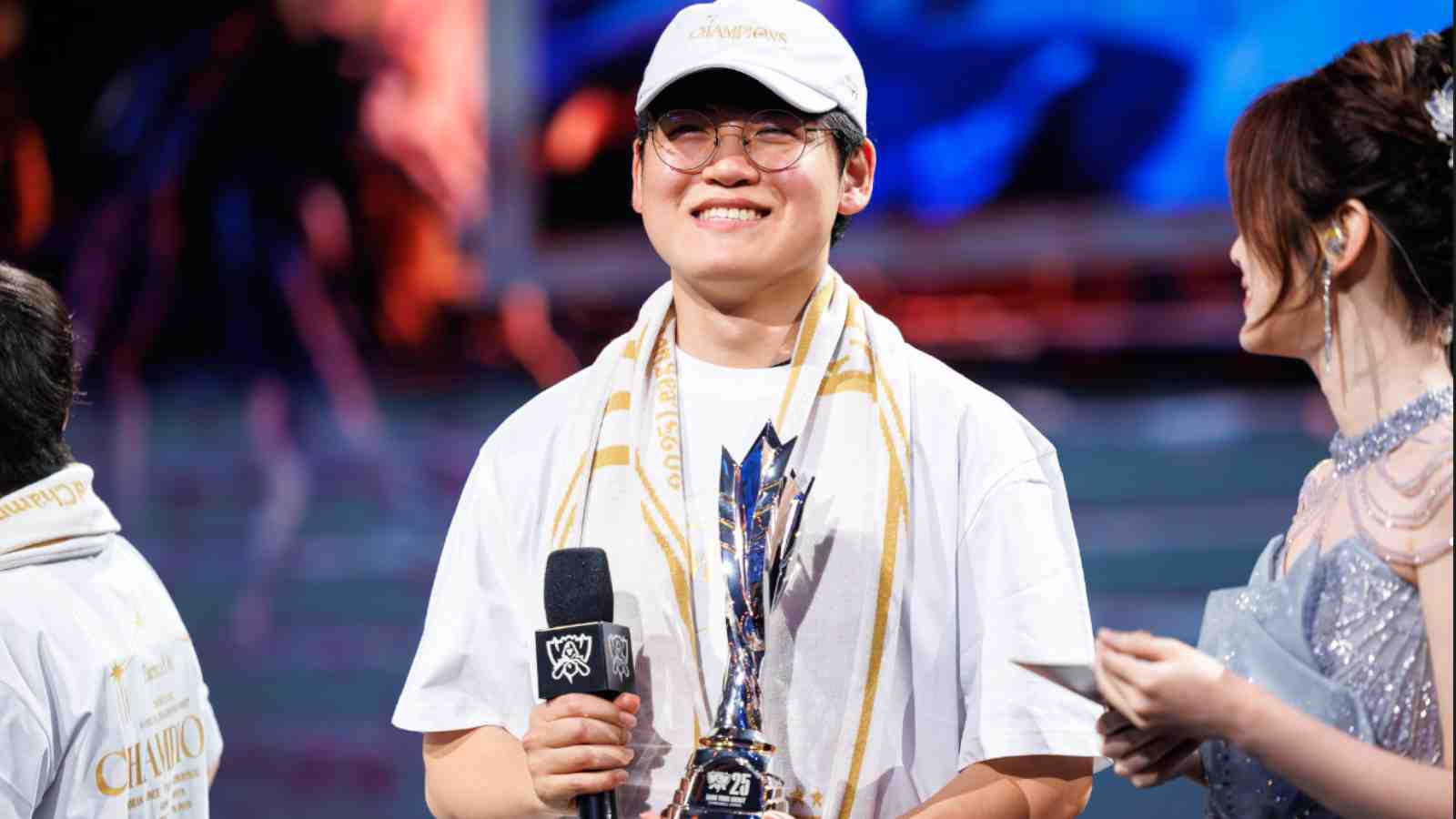 Gumayusi of T1 lifts the MVP trophy after being crowned champions at League of Legends Worlds 2025 Finals on November 08, 2025 in Chengdu, China. (Photo by Yicun Liu/Riot Games)