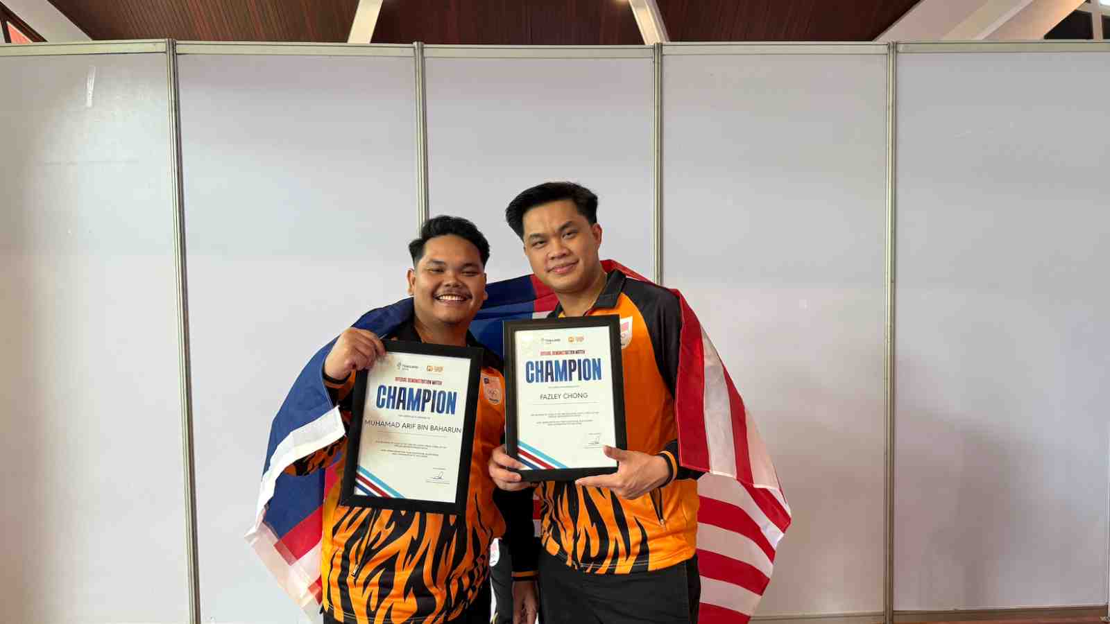 Malaysia’s Muhamad Arif Bin Baharun and Fazley Chong are champions of Magic Chess Go Go at 33rd SEA Games