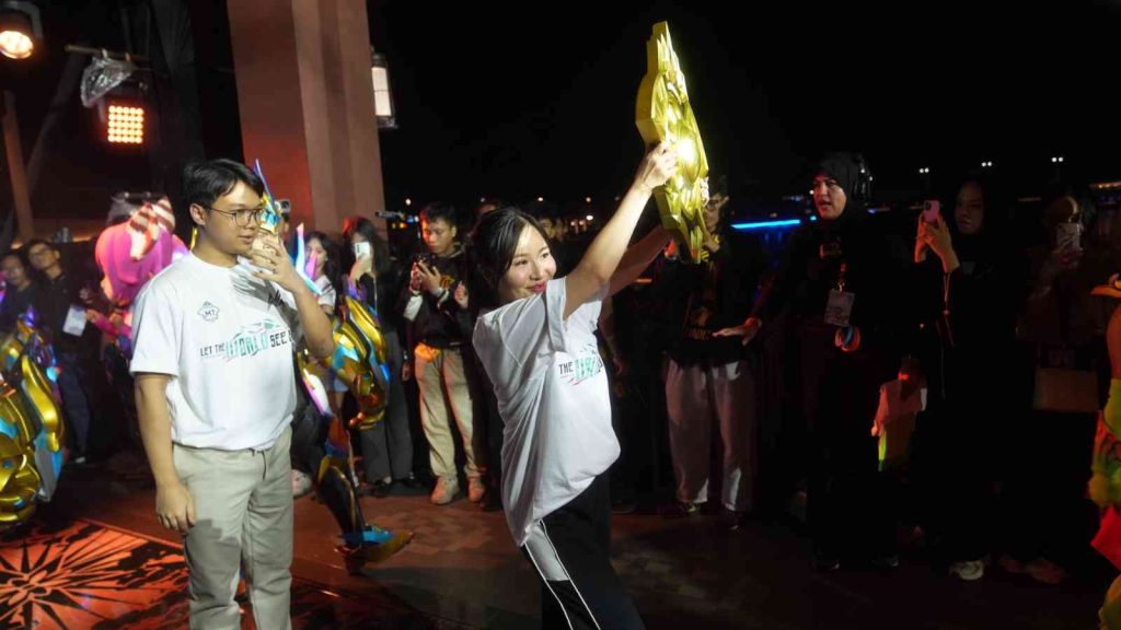 Vivi "Vivian" Indrawaty, three-time MLBB Women's Invitational champion, lifts the M7 Trophy at M7 Opening Ceremony