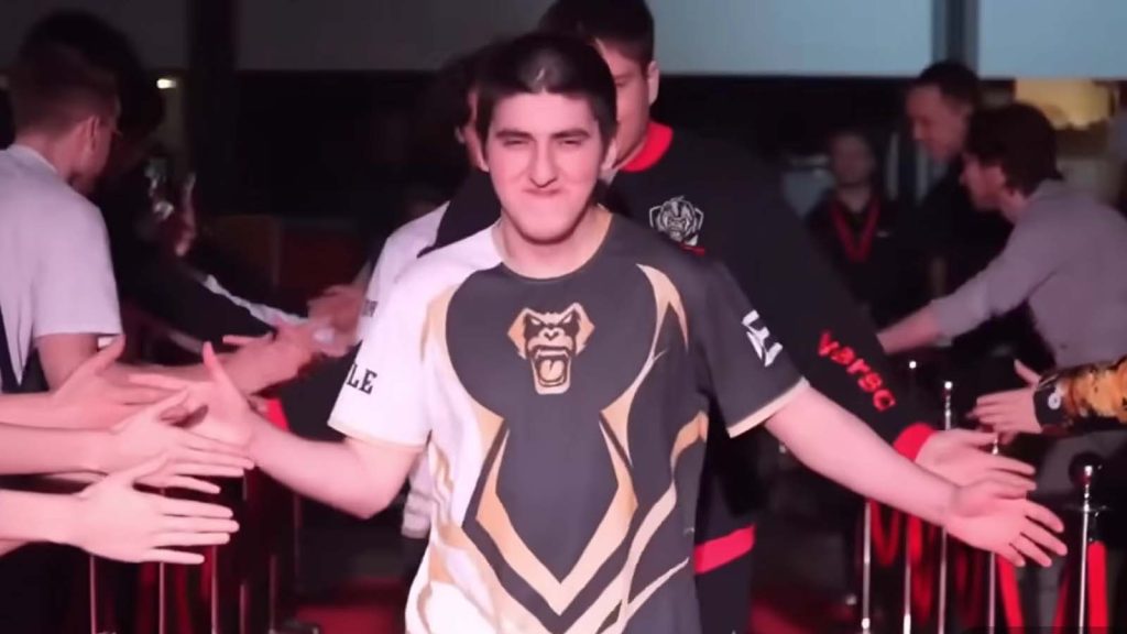 Verso Time's EXP Lane player Atalaev "Castle" Atalaevich Ramazan at Surge Pro League shaking hands with fans and audiences.