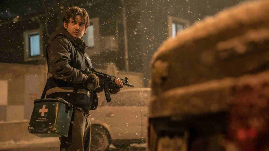 Bryan holding a rifle in Racoon City in Resident Evil 2026 movie still 